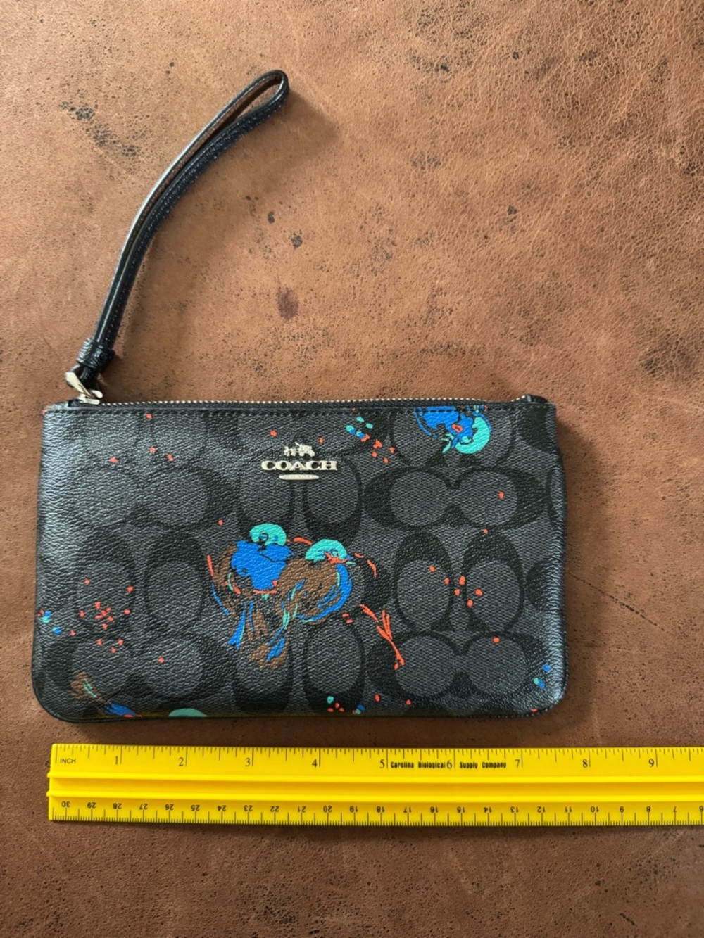 Coach large corner, zip wristlet